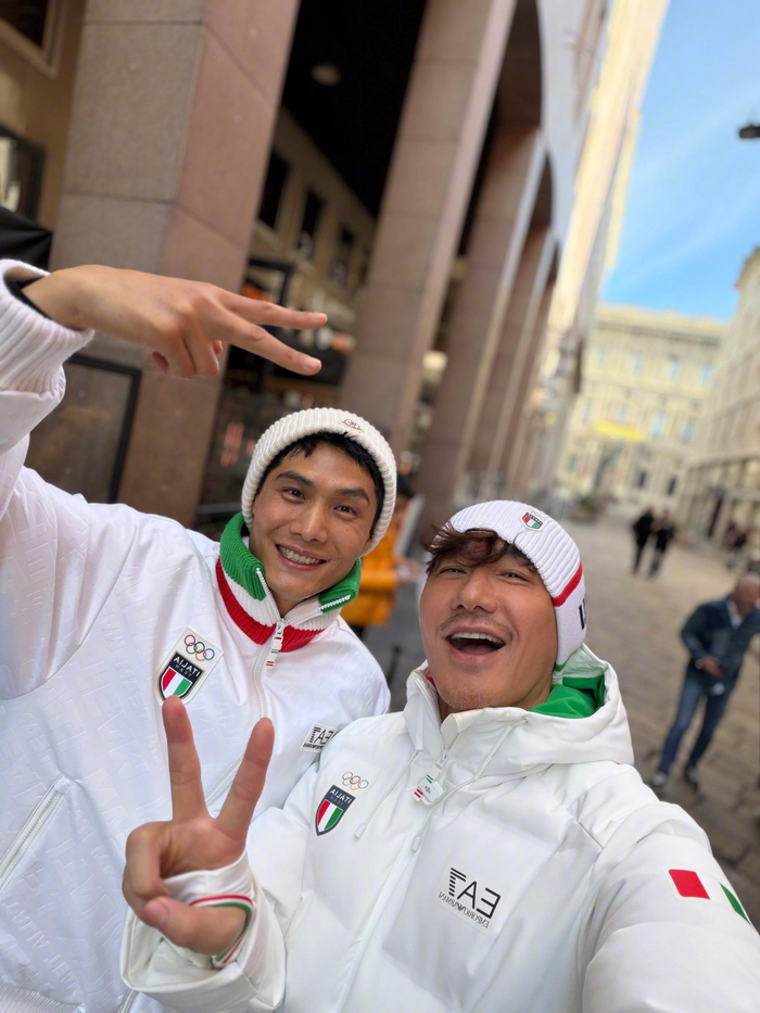 Kaiyun网页版-胡兵郝允祥为中国队助威，米兰冬奥会圣西罗开幕|AC米兰|冰墩墩|圣西罗体育场|2026年米兰冬奥会开幕式|冬奥会开幕式_新浪体育_新浪新闻